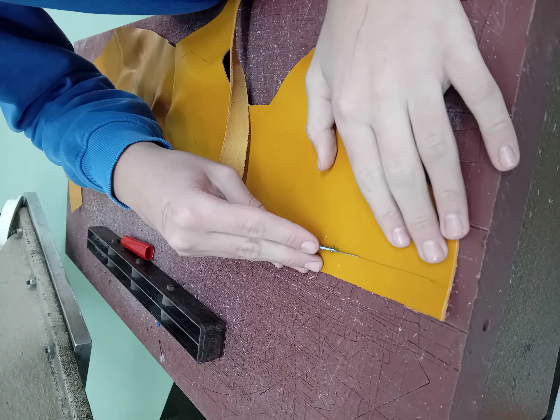 Materiali, texture e cuciture di borse artigianali fatte a mano