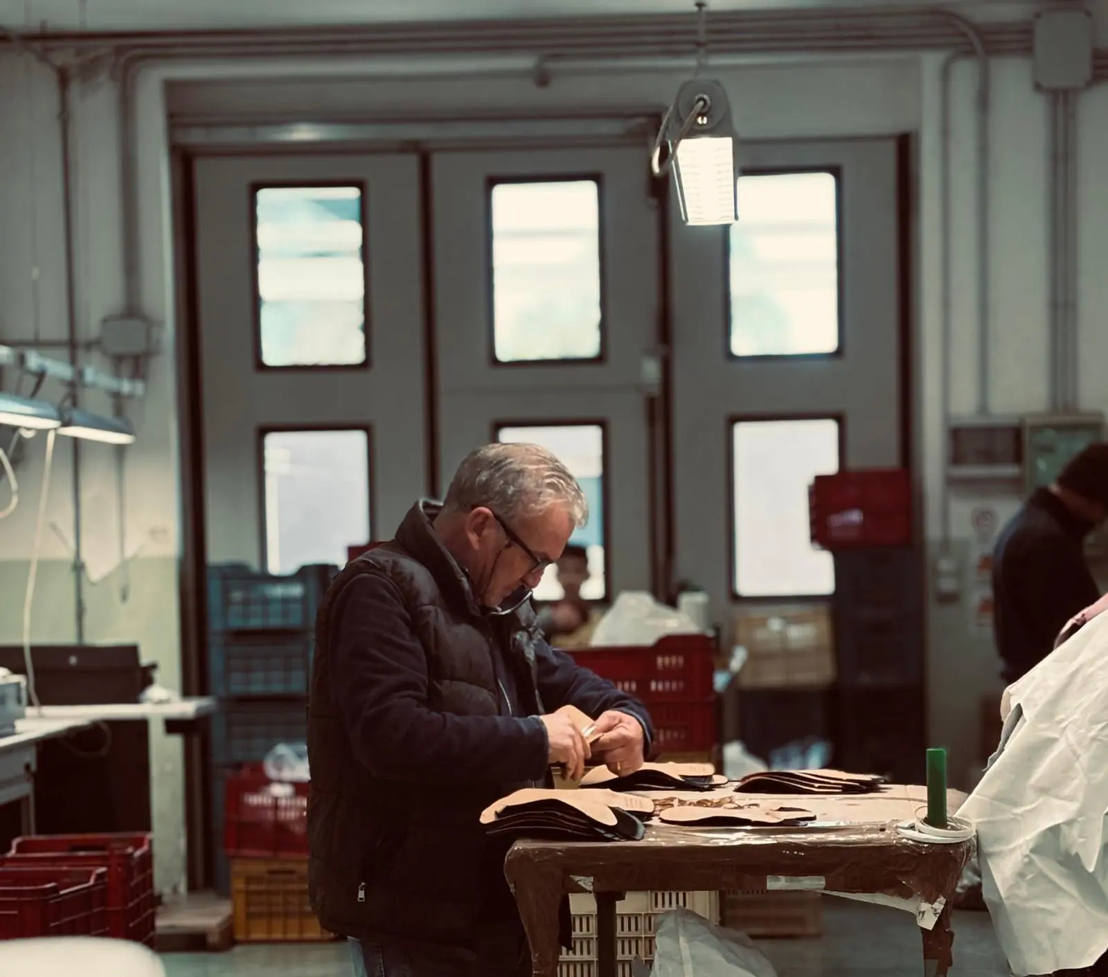 Lavorazione artigianale di borse, pochette e accessori in atelier